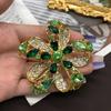Accesorios de corte vintage broche verde chapado en oro incrustado con diamantes de imitación alfiler para ramillete de flores mismo estilo aretes de traje