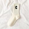 Calcetines de algodón peinado con bordado de letra C grande para mujer de media caña modernos de otoño e invierno calcetines de algodón para mujer de caña larga a rayas de color sólido venta al por mayor