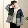 Jaqueta de Lã de Inverno para Meninos 2025 Novo Modelo para Crianças Pequenas, Casaco de Algodão com Capuz para Outono e Inverno, Roupa de Algodão Espessa e Quente Tendência
