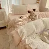 Juego de ropa de cama de cuatro piezas estilo coreano de terciopelo de leche grado A, que incluye una falda de cama, funda de edredón y sábana, adecuado para dormitorios de estudiantes, con un tejido más grueso y denso para uso en invierno