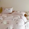 Conjunto Romântico Francês de Algodão Escovado 100S Quatro Peças Flores Pequenas Bordado em Toalha Acabamento em Renda Capa de Edredom Quente para Outono e Inverno