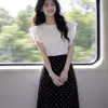 Um Conjunto Ootd Completo Muito Estiloso para o Verão: Conjunto de Duas Peças: Blusa Branca com Babados de Manga Curta e Saia de Bolinhas
