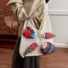 Elegante y versátil bolso de mano nuevo para 2026, perfecto para el trayecto diario en otoño, con un diseño de tote sencillo, textura tejida, gran capacidad y un patrón calado.
