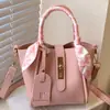 Bolsa de Textura de Luxo Feminina 2023 Nova Bolsa de Ombro Simples Popular Grande Capacidade para Carregar na Mão Simples Estilo Ocidental Bolsa Tote