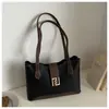 Bolsa tote texturizada para mulheres no atacado, novo estilo verão 2026, com lenço de seda e laço, bolsa de ombro única, bolsa de axila da moda popular na internet