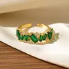 Anillo Vintage Europeo y Americano con Imitación de Esmeralda y Diamantes, Anillo Único de Nicho de Lujo Ligero con Diseño de Hebilla de Herradura en Forma de Corazón para Mujer