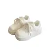 Zapatillas blancas ligeras con plataforma de aumento de altura para mujer, nuevas zapatillas casuales primavera y otoño 2026, mocasines estudiantiles adelgazantes y versátiles