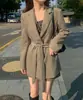 Enviado, talla actualizada: Colección de otoño/invierno chic coreana, blazer casual retro francés de cuello halter con cinturón para mujer