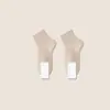 Calcetines blancos y negros para hombres y mujeres, calcetines de media pantorrilla para primavera y otoño, calcetines de algodón transpirables de color liso, calcetines deportivos para parejas, calcetines cortos de verano al por mayor