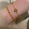 Pulsera de Trébol de Cuatro Hojas con Circonita Galvanizada en Oro Real Luz de Lujo Moda de Gama Alta Retro Pulsera de Personalidad Pulsera de Temperamento Venta al por Mayor