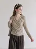 Camiseta de manga larga con cuello en V cruzado color avena estilo francés para mujer, colección otoño 2026, adecuada tanto para usar como prenda interior como exterior, top elegante