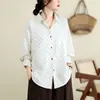 Foto real de una camisa casual coreana relajada y de corte holgado, un top versátil, una camisa de manga larga y una prenda exterior de lunares para mujer