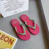 Chinelos de verão femininos fofos para uso ao ar livre, chinelos de dedo antiderrapantes para novos estudantes para banheiro, praia e beira-mar