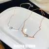 Puro e suave! Colar com pingente redondo curvo de zircônia, estilo moderno para o dia a dia, corrente para a clavícula, luxo leve, toque de alta qualidade, adorno de colar