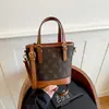 Bolsa de ombro feminina de grande capacidade, bolsa tipo balde moderna e luxuosa, bolsa transversal tote prática e simples com estampa de monograma clássica