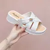 2026 Nuevas Pantuflas de Exterior con Suela Gruesa para Madres, Sandalias de Cuña Versátiles Antideslizantes de Verano para Mujer, Sandalias Ligeras de Una Tira