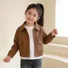 Fábrica de origen, venta al por mayor de chaquetas y abrigos de cuero para primavera y otoño, nuevos 2026, color liso, cuello de solapa, chaquetas de cuero estilo coreano para niñas