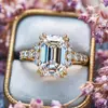 Anillo de Moda Cao Shi Estilo OL Lujo Ligero para Mujer Anillo Geométrico Cuadrado Clásico de Cuatro Garras Accesorio Más Vendido del Fabricante