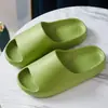 Chinelos de rede vermelha de verão transfronteiriços com sensação de cocô novos para casais sola grossa fundo macio de coco chinelos para banheiro externos atacado
