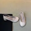 Sandalias mules de tacón grueso de charol con punta redonda y estilo francés, modelo nuevo de principios de otoño 2026, sandalias con tira trasera, zapatos de corte bajo de una sola pieza