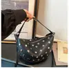 Bolsa de Dumpling com Rebites Estilo Motociclista Europeia e Americana Transfronteiriça, Bolsa de Moda Doce e Descolada Estilo Hot Girl para o Dia a Dia, Bolsa Transversal de Ombro Único Personalizada