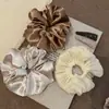 Scrunchie de Cetim Perolado Coreano com Strass, Suave e Elegante para Rabo de Cavalo e Coque, Acessório de Cabelo