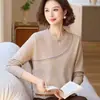 El popular suéter de punto con cordones diagonales y escote calado de este año es un nuevo estilo de otoño e invierno para madres, con un diseño simple y elegante de manga larga.