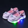 Novos Sapatos Luminosos de Desenho Animado de Princesa Sapatos de Cristal Estilo Primavera e Outono 2026 Sapatos de Couro para Meninas Pequenas e Médias com Laço para Performance
