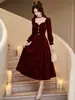 Vestido vintage de terciopelo para mujer, de cuello cuadrado, largo medio, manga larga, con cintura alta y falda amplia, creando un elegante y atmosférico vestido rojo.