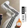 Calça de moletom feminina cinza, novo estilo outono/inverno 2026, casual, corte solto, perna afunilada, três listras, forro interno de fleece, estilo americano