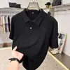 Camiseta Masculina de Manga Curta Levemente Luxuosa, Novo Estilo de Verão, Polo Versátil de Seda Gelada com Gola para Pais de Meia-Idade