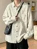 Camisa de otoño a cuadros de corte holgado para hombres de talla grande, con un elegante cuello de solapa, mangas largas a rayas y tela texturizada