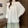 Foto real de un top de otoño de nuevo estilo para mujer de talla grande con cuello redondo, mangas raglán y ribete de encaje en el dobladillo, hecho de algodón de copo de nieve