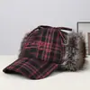Gorra de Béisbol Peluda con Orejeras, Decoración de Bordado de Letras, Moda Invierno 2026, Elegante, Casual, Versátil