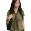 Camiseta de manga corta con cuello en V y lazo estilo coreano para mujer, nueva de verano 2026, top corto ajustado de lunares con lazo y hombros rectos