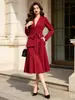 Traje de dos piezas para mujer con falda plisada, estilo para ir al trabajo, cintura ajustada, chaqueta de manga larga con detalle de corbata y falda larga. Venta al por mayor transfronteriza, disponible en 12 colores