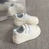 Tênis brancos com velcro para aumentar a altura para mulheres, mocassins casuais de sola grossa, sapatos de nicho da moda, nova coleção primavera/verão 2026