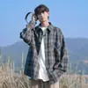 Camisa de manga larga a cuadros retro para hombre, otoño holgada casual 2026 nueva chaqueta juvenil moderna con cuello de solapa