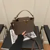 Bolso Pequeño Versátil de Moda 2026 Invierno Nueva Moda Forma de V Diseño Simple de Nicho Bolso de Hombro Cruzado