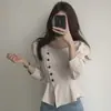 Camisa personalizada con escote cuadrado y una abertura en el dobladillo