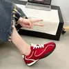 Tênis casuais estudantis novos e da moda, versáteis para primavera e outono, tênis de corrida esportivos femininos estilo retro 2026 estilo americano Forrest Gump