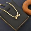 Directo de fábrica cadena de serpiente plana metal pajarita collar otoño e invierno lujo ligero alto sentido cadena de clavícula de lazo lote