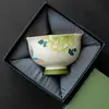 Taza de té de cerámica pintada a mano bajo vidriado con diseño floral, con motivo de mariposa, adecuada para degustación de té, en caja de regalo estilo chino