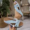 Pantuflas para mujer talla grande, nuevo estilo europeo y americano 2026, tacón de cuña, suela gruesa, caladas, tachonadas, pantuflas de flores, venta al por mayor.