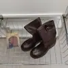 Botas da Moda Retrô de Cano Médio com Fivela Novo Estilo Britânico Cavaleiro 2026 Primavera/Outono Botas Versáteis Femininas de Couro Sintético