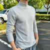 Camiseta blanca de manga larga para hombre, estilo americano, peso pesado, 100% algodón, cuello semi-alto, color liso, corte holgado, versátil y moderna para primavera y otoño