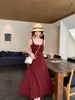 Vestido Acinturado Plissado Estilo Francês para o Dia a Dia com Bojo Fixo, Cor Lisa Versátil, Vestido de Alça Fina com Decote Quadrado Emagrecedor para Mulheres