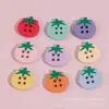 Botones lindos de dibujos animados de tomatito de cuatro agujeros Accesorios de resina Pegamento de crema para manualidades Pinzas para el pelo Decoraciones de botones para ropa infantil