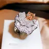 Anillo de Lujo Europeo y Americano con Circonita de Imitación Esmeralda Micro-Pavimentado con Diamantes Completos para Mujer, Anillo Irregular de Lujo con Diamantes Completos para Mujer