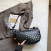 2025 Primavera y Verano Nuevo Bolso de Cuernos Tejido Elegante para Mujer Casual Nicho Moda Moderna para Viajar al Trabajo Hombro Cruzado